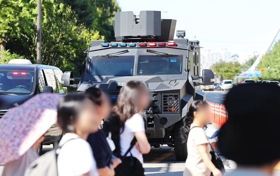 흉기 난동을 예고하는 글이 올라와 경기도 성남시 수인분당선 야탑역에서 23일 오후 경찰특공대 장갑차가 배치돼 있다. 연합뉴스