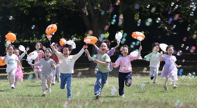 지난 5월 서울 송파구 올림픽공원 한성백제박물관에서 송파구청 어린이집 원생들이 송파구 캐릭터 ‘하하’와 ‘호호’ 풍선을 들고 비눗방울 놀이를 하고 있는 모습. 사진=한국경제신문