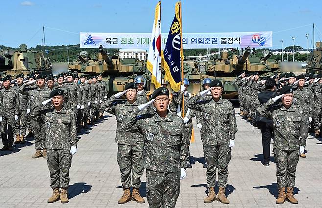 23일 경기 평택시 해군2함대사령부에서 개최된 육군 최초 기계화부대의 해외 연합훈련 출정식에서 장병들이 거수경례를 하고 있다. 육군 제공