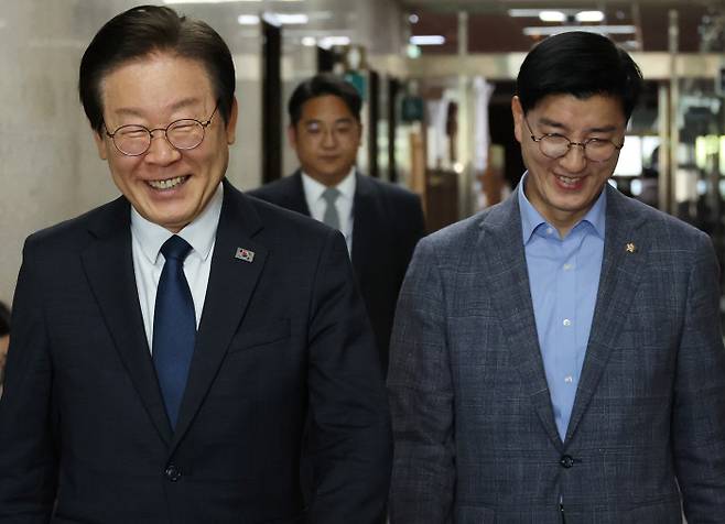 Lee Jae-myung, the leader of Democratic Party of Korea (left), moves with Lee Hae-sik, chief secretary of the party\'s leader, to attend a meeting at the National Assembly on September 22. Yonhap News