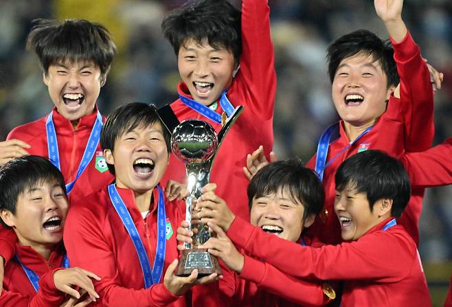 북한 여자 20세 이하 축구 대표 선수들이 23일 콜롬비아에서 열린 2024 FIFA U-20 여자 월드컵에서 우승한 뒤 트로피를 들고 기뻐하고 있다. 보고타 | AFP연합뉴스