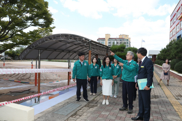 23일 경남 창원시 진해구 자은초등학교를 방문해 비 피해 현황을 점검하는 박종훈 경남교육감. 경남도교육청 제공