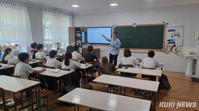 충남교육청의 우즈베키스탄 파견 교사가 현지 학교에서 수업을 하고 있다