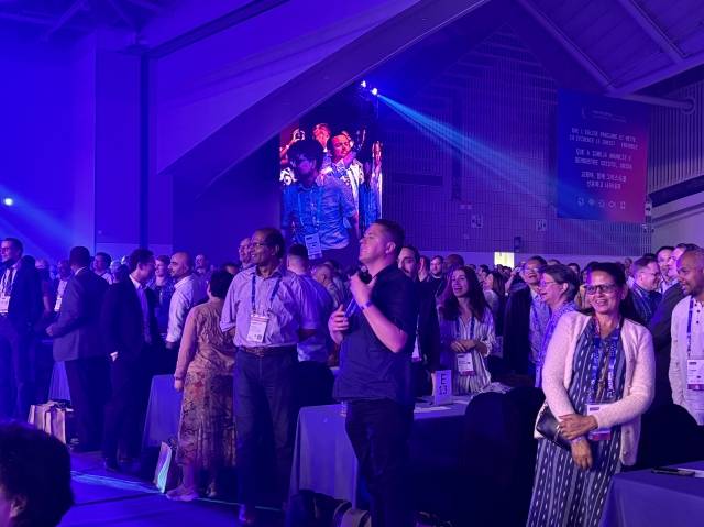 제4차 로잔대회 참석자들이 22일 인천 송도 컨벤시아센터에서 찬양을 부르고 있다.