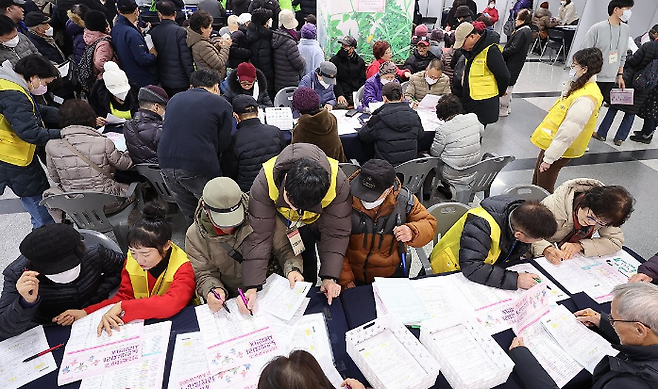 13일 서울 마포구청에서 열린 '2023 마포구 노인 일자리 박람회'가 일자리를 구하려는 노인들로 북적이고 있다../사진=연합뉴스