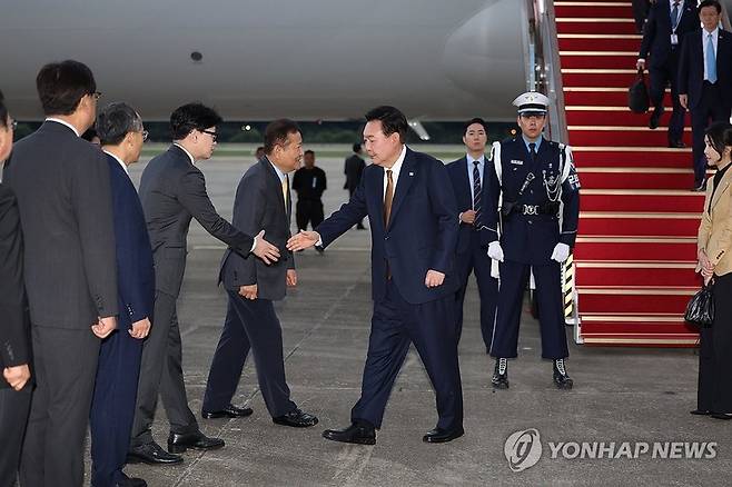 사진= 윤석열 대통령이 22일 성남 서울공항에서 체코 공식 방문을 마치고 귀국하며 마중 나온 국민의힘 한동훈 대표와 악수하고 있다/ 연합뉴스