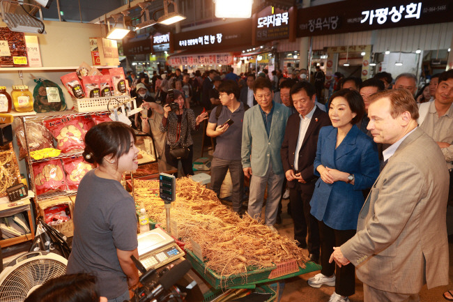 게오르크 빌프리드 슈미트(오른쪽 첫 번째) 주한독일 대사, 오영주(〃 두 번째) 중소벤처기업부 장관, 부호(〃 세 번째) 주한베트남 대사가 지난 13일 서울 동대문구 경동시장에서 베트남 상인과 이야기를 나누고 있다.  중소벤처기업부 제공