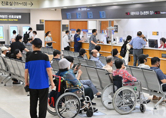 지난 19일 오전 서울 시내 한 대학병원 접수센터가 내원객으로 붐비고 있다. 백동현 기자