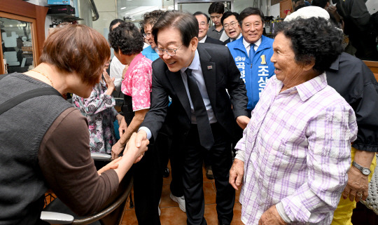 10·16영광·곡성군수 재보궐 선거를 앞둔 23일 오전 전남 영광군터미널시장에서 이재명 더불어민주당 대표와 지역 군수 후보자·지도부가 군민을 만나 지지를 호소하고 있다. 뉴시스