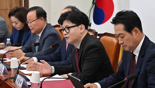 한동훈(오른쪽 두 번째) 국민의힘 대표가 23일 오전 서울 여의도 국회에서 열린 최고위원회의에서 발언을 하고 있다. 임세준 기자