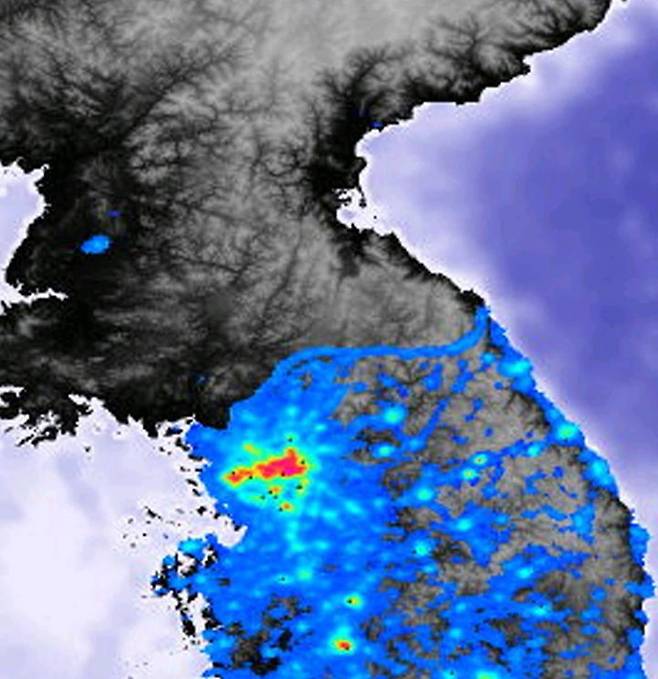 [청주=뉴시스] 연종영 기자 = 미 항공우주국(NASA)으로부터 받아 충북 청주의 고려대기환경연구소가 24년 전인 2000년 5월 공개한 한반도 야경. 남한과 북한의 조도가 극명하게 비교된다. (사진=고려대기환경연구소 제공) 2024.09.23. jyy@newsis.com *재판매 및 DB 금지