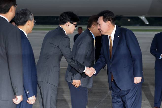 윤석열 대통령이 지난 22일 성남 서울공항에서 체코 공식 방문을 마치고 귀국하며 마중 나온 국민의힘 한동훈 대표와 악수하는 모습. 연합뉴스