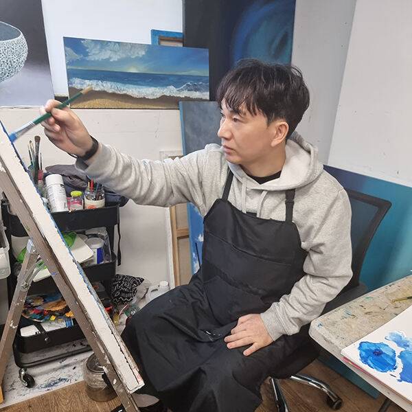 박 경감이 작업장에서 유화를&nbsp;그리고 있다. 박 경감은 5년 안에 100점의 초상화로 전시회를 열 계획이다.&nbsp;