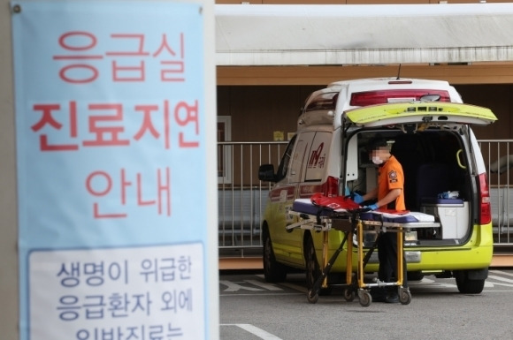 병원 응급의료센터 앞에 응급실 진료 지연 관련 안내문이 붙어 있는 모습 (사진은 기사 내용과 직접적인 관련이 없음). 연합뉴스