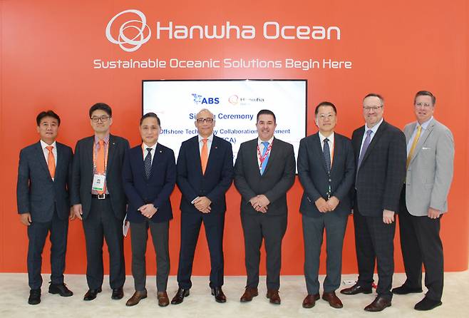 김희철 한화오션 사장(오른쪽&nbsp;세 번째), 미구엘 에르난데스 ABS&nbsp;글로벌 해양부문&nbsp;부사장(〃&nbsp;네 번째),&nbsp;한화오션 해양사업부장 필립 레비 사장(〃&nbsp;다섯 번째)&nbsp;등 양사 관계자들이&nbsp;휴스턴에서 열린 가스텍 2024에서 해양 사업 관련 기술 협력 협약 체결 기념촬영을 하고 다. 한화오션 제공