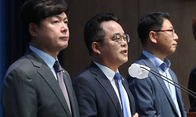 더불어민주당 김현정, 민병덕, 김영환 의원(왼쪽부터)이 20일 오전 서울 여의도 국회 소통관에서 기자회견을 열고 금융투자소득세 정책토론회인 '금투세 디베이트' 개최 계획 등에 대해 밝히고 있다. 뉴스1