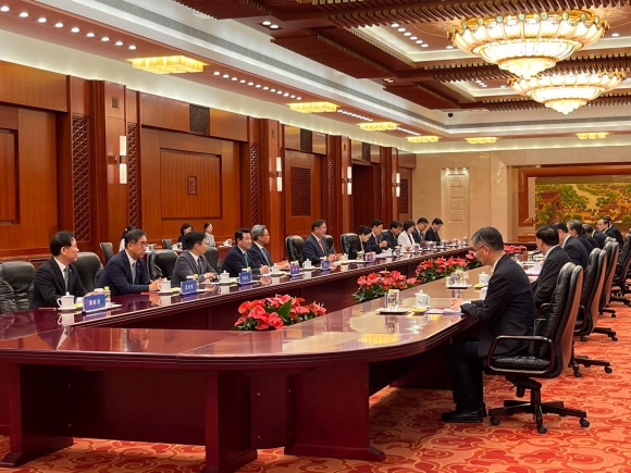 한중의원연맹, 中서열 3위 자오러지와 면담… “내년 경주 APEC 시진핑 방한 계기로” - 김태년(왼쪽 여섯 번째) 국회 한중의원연맹 회장 등이 지난 19일 중국 베이징 인민대회당에서 중국의 서열 3위이자 국회의장 격인 자오러지 전국인민대표대회 상무위원장 등과 면담하고 있다. 연맹 소속인 여야 의원 10명이 지난 18~20일 베이징을 방문한 가운데 왕이 외교부장은 지난 18일 비공개 면담에서 내년 경주 아시아태평양경제협력체(APEC) 정상회의가 시진핑 국가주석의 방한에 좋은 계기가 될 수 있다고 언급했다고 연맹 측이 밝혔다. 한중의원연맹 제공