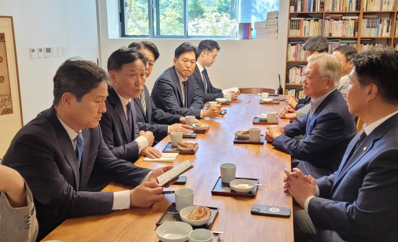 문 전 대통령과 면담하는 민주당 전정권정치탄압대책위 - 김영진(왼쪽 두 번째) 더불어민주당 전정권정치탄압대책위원회 위원장과 위원들이 23일 경남 양산시 하북면 평산마을 문재인 전 대통령 사저를 방문해 문 전 대통령과 면담하고 있다. 더불어민주당 제공