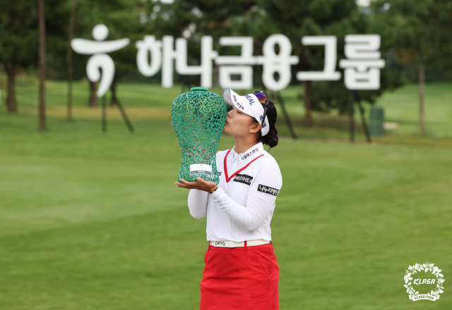 이다연이 2023년 하나금융그룹 챔피언십 우승을 차지하고 트로피 세리머니를 하고 있다. 사진 제공=KLPGA