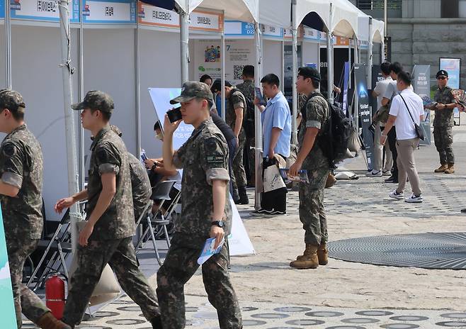 지난 10일 서울 용산구 전쟁기념관 평화의광장에서 열린 2024 제대군인 취·창업박람회에서 장병들이 참가 업체 부스를 돌아보고 있다. ⓒ연합뉴스