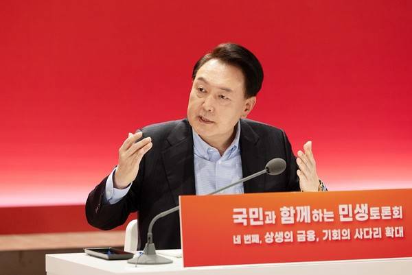 윤석열 대통령은 지난 1월 17일 서울 여의도 한국거래소에서 '상생의 금융, 기회의 사다리 확대' 주제로 열린 네 번째 국민과 함께하는 민생토론회에서 대주주들의 상속세 부담이 증시 저평가의 원인이라고 말했다. [사진=뉴시스]