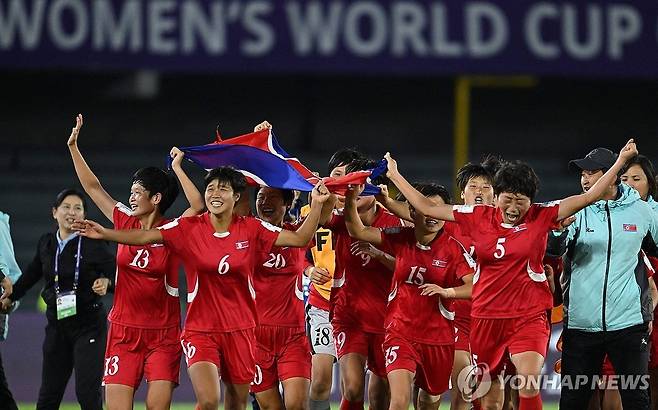 기뻐하는 북한 여자축구 선수들 [AFP=연합뉴스]