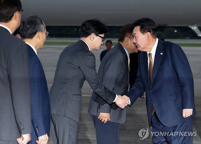 윤석열 대통령, 국민의힘 한동훈 대표와 악수 (성남=연합뉴스) 진성철 기자 = 윤석열 대통령이 22일 성남 서울공항에서 체코 공식 방문을 마치고 귀국하며 마중 나온 국민의힘 한동훈 대표와 악수하고 있다.  2024.9.22 zjin@yna.co.kr