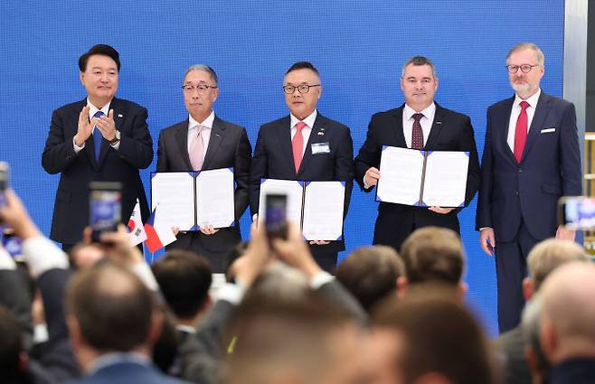 윤석열 대통령(왼쪽)과 페트로 피알라 체코 총리(오른쪽)가 지난 20일(현지시간) 체코 플젠 산업단지 내 두산스코다파워 공장에서 박지원 두산에너빌리티 회장(왼쪽 두 번째), 황주호 한국수력원자력 사장(가운데), 다니엘 프로차스카 두산스코다파워 대표 간 체코 원전사업 터빈 공급 확정 MOU에 임석해 박수를 치고 있다(사진=연합뉴스)