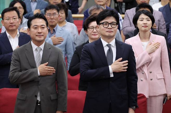 국민의힘 한동훈 대표가 24일 오후 서울 여의도 국회 의원회관에서 장동혁 의원실 주최로 열린 ‘국가정보원 대공수사권 부활을 위한 긴급토론회’에서 국기에 경례하고 있다. (사진=연합뉴스)