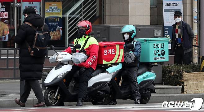 서울 종로구 일대에서 배민과 요기요 배달원들이 근무하고 있다. (사진은 기사 내용과 무관함) 2020.12.29/뉴스1 ⓒ News1 박지혜 기자