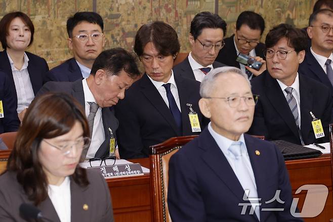 홍명보 남자 축구대표팀 감독이 24일 오전 서울 여의도 국회 문화체육관광위원회에서 열린 대한축구협회 등에 대한 현안질의에 출석해 정해성 전 대한축구협회 전력강화위원장과 대화하고 있다. 2024.9.24/뉴스1 ⓒ News1 안은나 기자