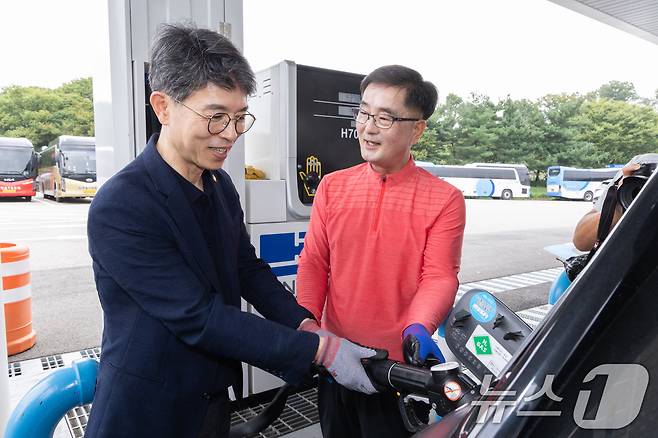 김완섭 환경부 장관이 전기차 이동식 무료 충전시설을 이용한 전기차와 수소차 충전을 시연하고 있다. (환경부 제공) 2024.9.13/뉴스1