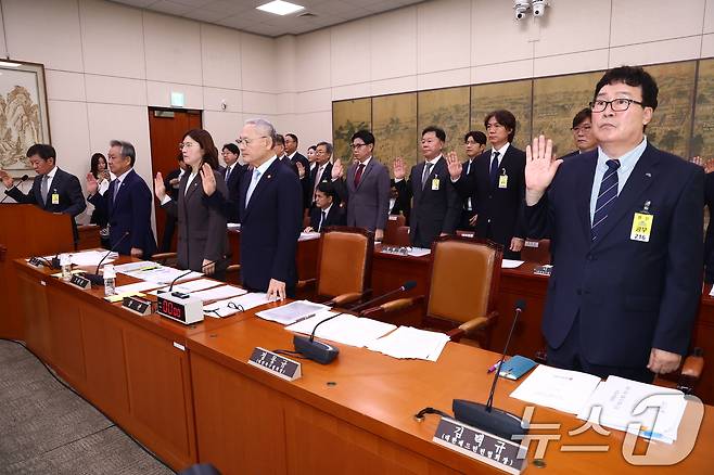 정몽규 대한축구협회장을 비롯한 증인들이 24일 오전 서울 여의도 국회 문화체육관광위원회에서 열린 대한축구협회 등에 대한 현안질의에 출석해 선서하고 있다. 2024.9.24/뉴스1 ⓒ News1 김민지 기자