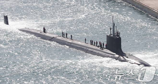 미국 해군 버지니아급 핵잠수함 '버몬트함'(SSN-792·7800톤)이 23일 오전 부산 남구 해군작전사령부 부산작전기지에 입항하고 있다. 길이 115m, 폭 10m의 미국 최신예 원자력 핵 추진함인 버몬트함은 역내 작전 임무를 수행하던 중 군수 적재와 승조원 휴식을 위해 이날 부산에 입항했다. 버몬트함이 한국을 방문한 것은 이번이 처음이다. 2024.9.23/뉴스1 ⓒ News1 윤일지 기자