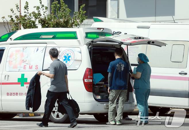 22일 오후 서울 시내 대학병원 응급실에 도착한 구급차량에서 의료진이 환자 상태를 살피고 있다. 2024.9.22/뉴스1 ⓒ News1 박정호 기자