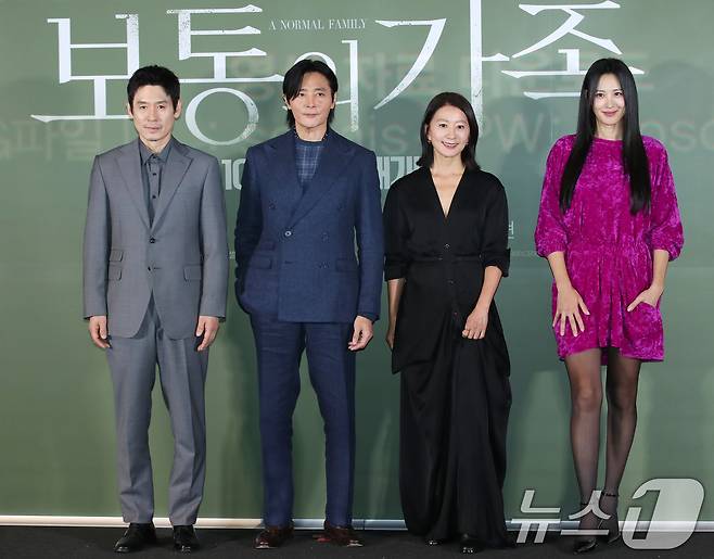 배우 설경구(왼쪽부터)와 장동건, 김희애, 수현이 24일 서울 용산 cgv에서 열린 영화 '보통의 가족' 언론시사회에 참석해 포즈를 취하고 있다. '보통의 가족'은 서로 다른 신념의 두 형제 부부가 우연히 끔찍한 비밀을 마주하게 되면서 벌어지는 이야기를 그린 작품이다. 2024.9.24/뉴스1 ⓒ News1 권현진 기자 ⓒ News1 권현진 기자