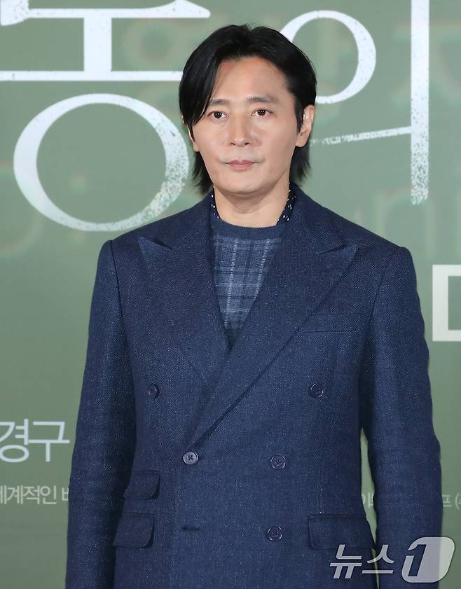 배우 장동건이 24일 서울 용산 cgv에서 열린 영화 '보통의 가족'(감독 허진호) 언론시사회에 참석해 포즈를 취하고 있다. '보통의 가족'은 서로 다른 신념의 두 형제 부부가 우연히 끔찍한 비밀을 마주하게 되면서 벌어지는 이야기를 그린 작품이다. 2024.9.24/뉴스1 ⓒ News1 권현진 기자 ⓒ News1 권현진 기자