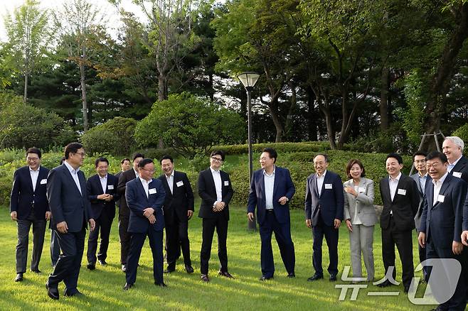 윤석열 대통령이 24일 오후 서울 용산구 대통령실 청사에서 한동훈 국민의힘 신임 대표를 비롯한 신임 지도부와 만찬에 앞서 대화를 나누고 있다. (대통령실 제공) 2024.7.24/뉴스1 ⓒ News1 박지혜 기자