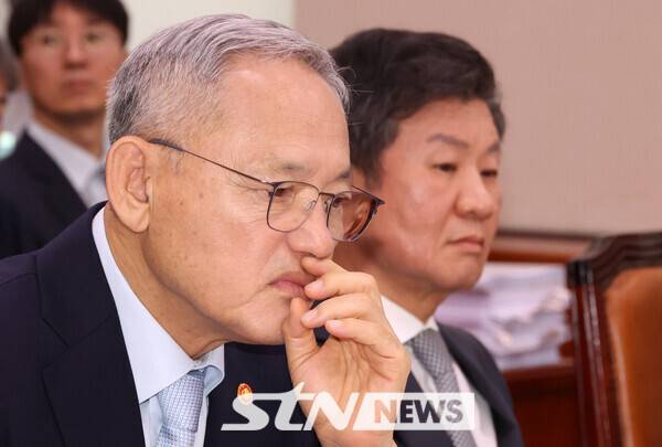 유인촌 문화체육관광부 장관이 24일 오전 서울 여의도 국회에서 열린 문화체육관광위원회의 대한축구협회 등에 대한 현안질의에서 의원 질의 자료화면을 보고 있다. 오른쪽은 정몽규 대한축구협회장. 사진┃뉴시스