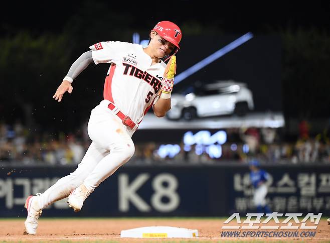 23일 광주 기아 챔피언스필드에서 열린 삼성-KIA전. 7회말 1사 1루 박찬호의 2루타 때 김도영이 3루를 돌고 있다. 광주=정재근 기자 cjg@sportschosun.com/2024.9.23/