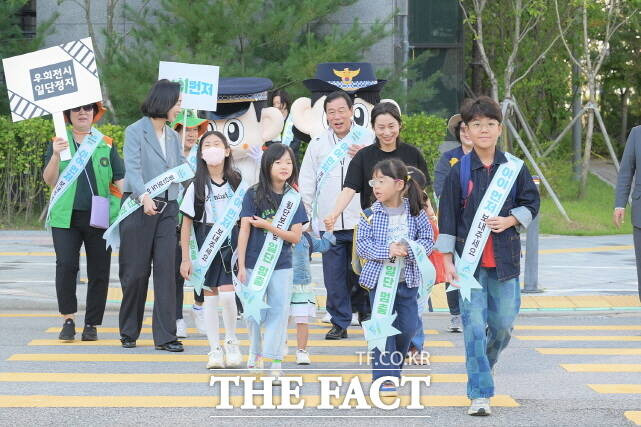 세종시가 24일 나성초등학교 인근 횡단보도에서 ‘아이 먼저 어린이 교통안전 캠페인’을 펼치고 있다. /세종시