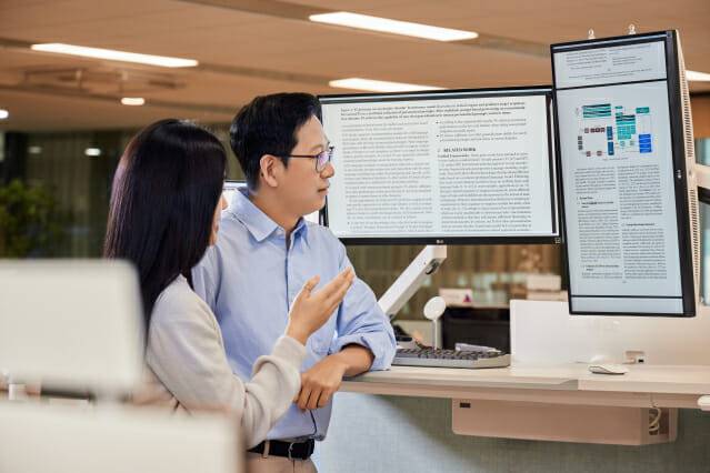 배경훈 원장이 연구원들과 이야기를 하고 있다.