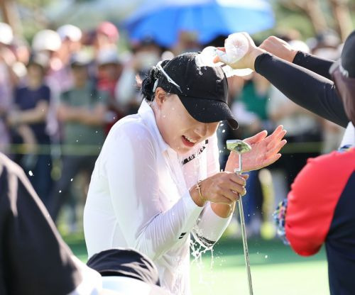 문정민이 대보 하우스디 오픈 우승 직후 축하 물 세례를 받고 있다. [사진제공=KLPGA]