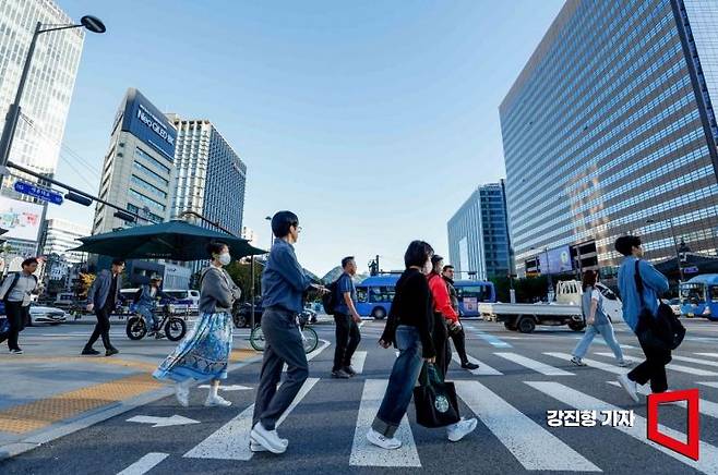 서울 종로구 세종로 네거리에서 직장인들이 긴소매와 겉옷 등을 입고 출근길에 오르고 있다. 사진=강진형 기자aymsdream@