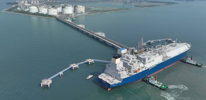 포스코인터내셔널이 지난 7월 준공한 광양 제1 LNG 터미널. 저장 탱크가 여섯 개 있어, LNG(액화천연가스)를 93만kL(킬로리터)까지 저장할 수 있다. 22년 동안 이 터미널 준공을 위해 1조450억원이 투입됐다. /포스코인터내셔널 제공