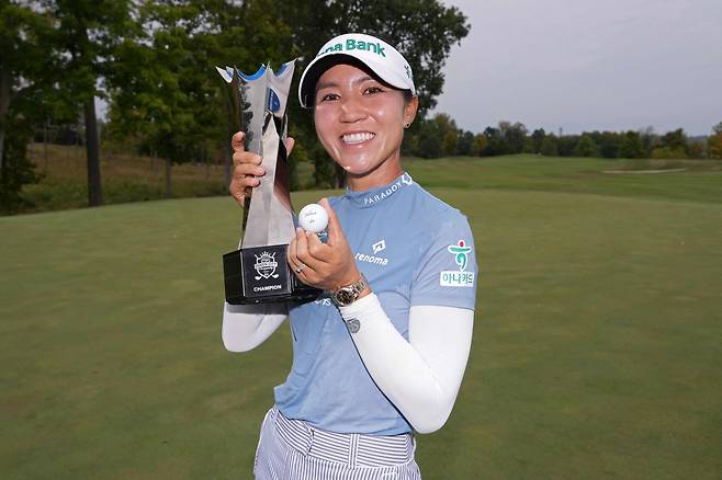 뉴질랜드의 리디아 고가 22일(현지시각) 미국 오하이오주 TPC 리버스 벤드에서 열린 LPGA 투어 크로거 퀸 시티 챔피언십 최종 라운드가 끝난 후 트로피를 들고 포즈를 취하고 있다. /AFP 연합뉴스