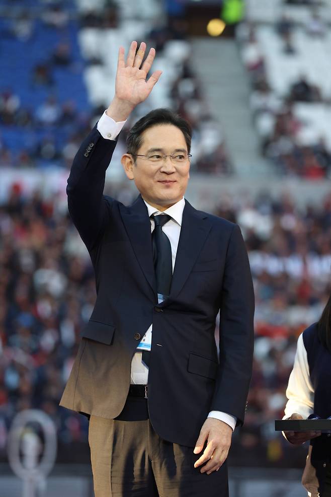 이재용 삼성전자 회장이 15일(현지시간) 프랑스 리옹 소재 그루파마스타디움에서 열린 국제기능올림픽 폐회식에 참석해 손인사를 하고 있다. / 삼성전자 제공