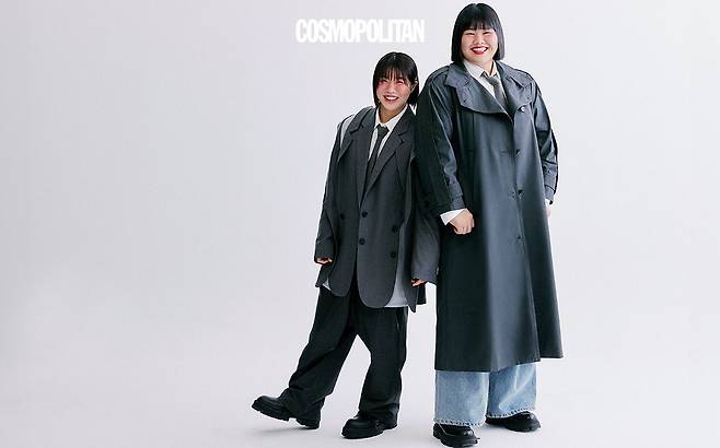 (허미미)오버사이즈 재킷, 팬츠 모두 Moohong. 이너 셔츠, 타이, 슈즈 스타일리스트 소장품. (김하윤)트렌치코트 H&M. 데님 팬츠 Moohong. 이너 셔츠, 타이, 슈즈 스타일리스트 소장품.