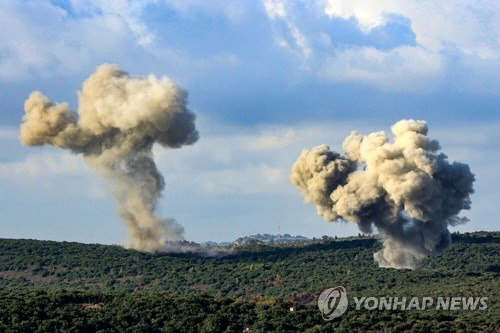 23일(현지시간) 레바논 남부 집킨에서 이스라엘군의 공습으로 발생한 연기가 피어오르고 있다. 이날 이스라엘과 레바논 무장정파 헤즈볼라는 가자지구 전쟁 발발 이후 최대 규모의 교전을 벌였다. AFP 연합뉴스