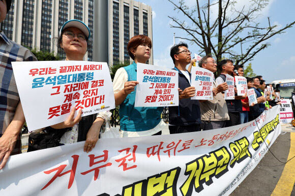 지난달 13일 오전 정부서울청사 앞에서 민주노총, 노조법 2·3조 개정운동본부 주최로 기자회견이 열리고 있다. 연합뉴스